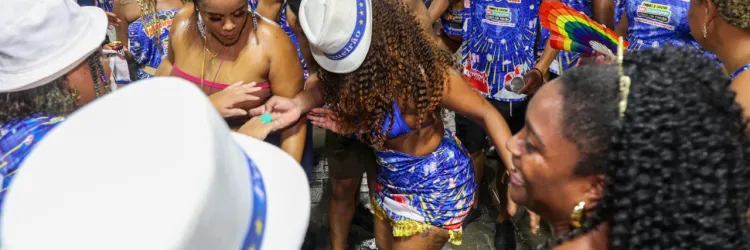 Amantes do samba tomaram conta da avenida