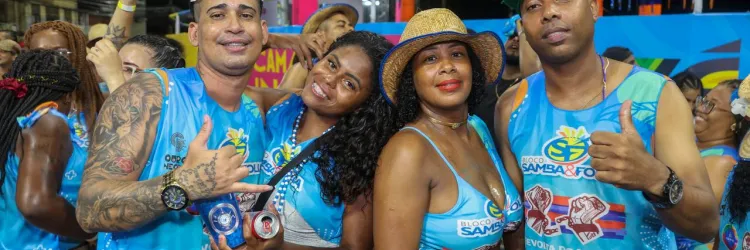 Samba reúne grupos de amigos em bloco