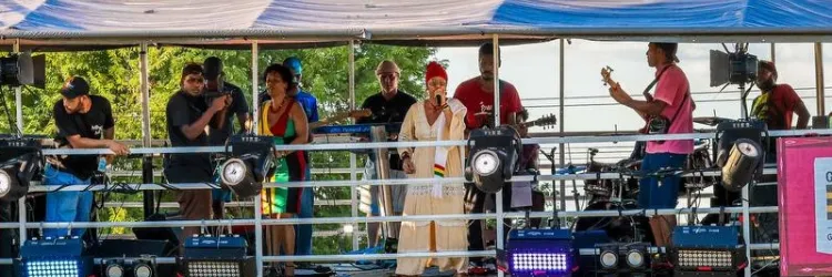 Em clima de reggae e apelo por justiça social, Gelmix e banda Steady Reggae abrem segundo dia da pré-micareta de Feira