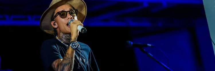 Theuzinho embala multidão em ritmo de arrocha na última noite da pré-micareta de Feira de Santana