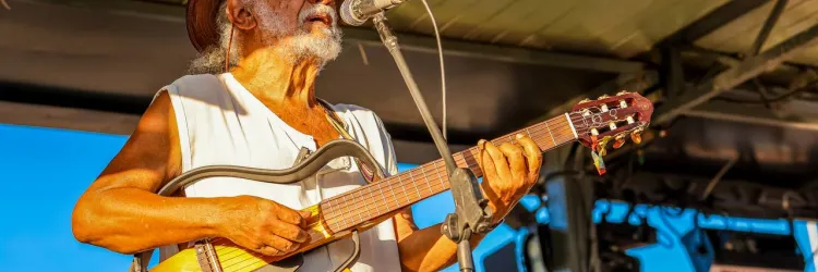 Cescé Amorim embala a abertura da pré-micareta de Feira de Santana, no distrito de São José