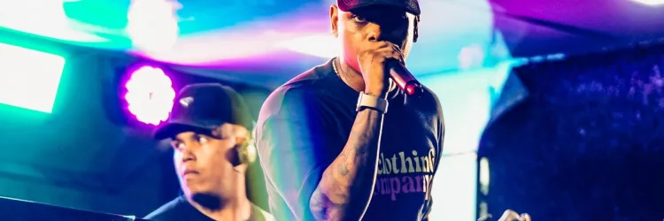 Caíque Machado convida foliões para arrochar debaixo de chuva no Palco Bel da Bonita