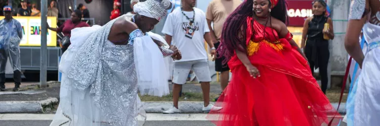 Afoxé Filhos de Oxalá leva mensagem de resistência e fé às ruas de Feira de Santana