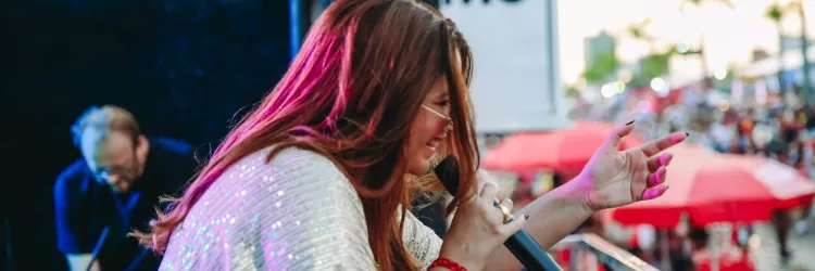 Com samba e MPB, Belô Velloso homenageia raízes baianas na Micareta de Feira