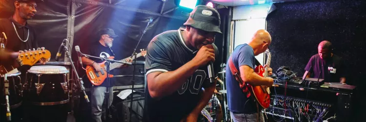 Banda Abordagem convida público do Palco Bel da Bonita para cantar e dançar sucessos do reggae internacional