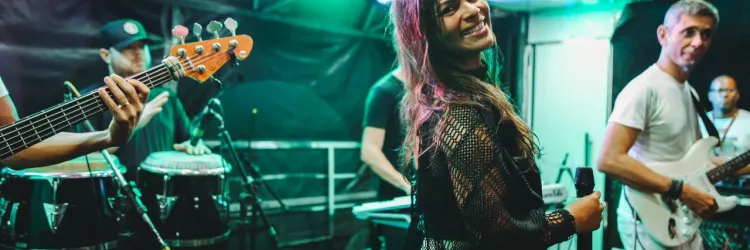 Duo elétrico encerra Palco Pranchão da Micareta de Feira com axé raiz e homenagem a Bel da Bonita