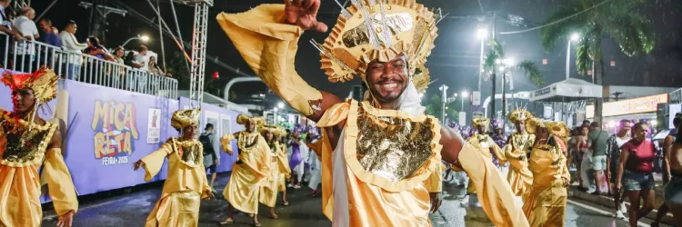 Afoxé Filhos de Nanã reverencia deusa do ouro em desfile na Micareta de Feira 