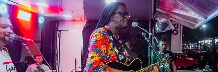 Gilsam exalta cultura popular feirense em show marcado por sucessos do reggae raiz