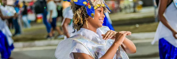 Afoxé Filhos de Ogum encanta a avenida com o axé de Ossanha, tradição e resistência cultural