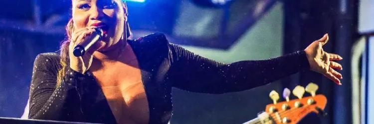 Com repertório eclético e figurino exuberante, Carol Perey balança Palco Bel da Bonita