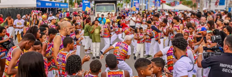 Os Nagôs levam capoeira e alegria para a Micareta de Feira