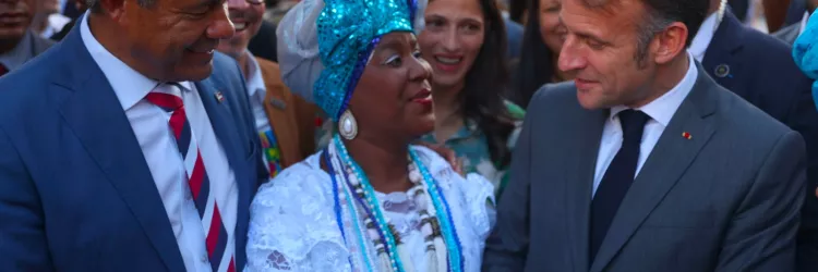 Presidente da França, Emmanuel Macron é recebido com celebração da cultura afro-baiana na abertura do Festival Nosso Futuro em Salvador