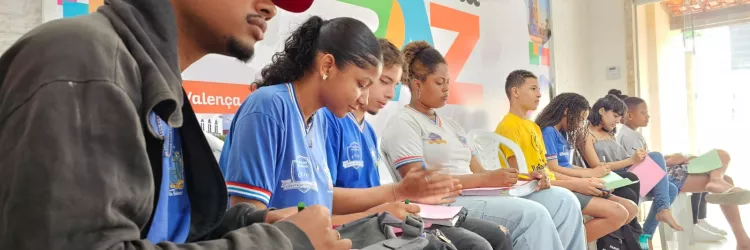 Contação de histórias inspira jovens acompanhados pelo Coletivo Bahia pela Paz em oficina do Pipas Literart nas Escolas