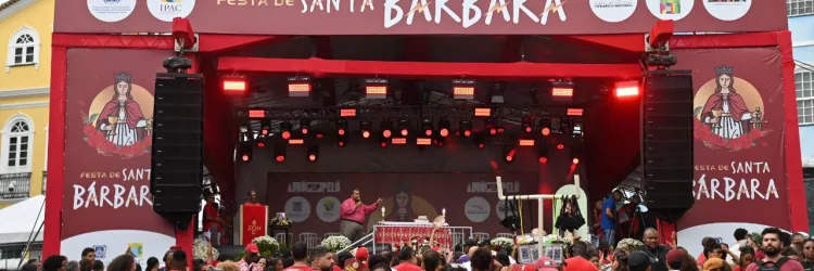 Multidão celebra Santa Bárbara com fé e devoção no Centro Histórico de Salvador