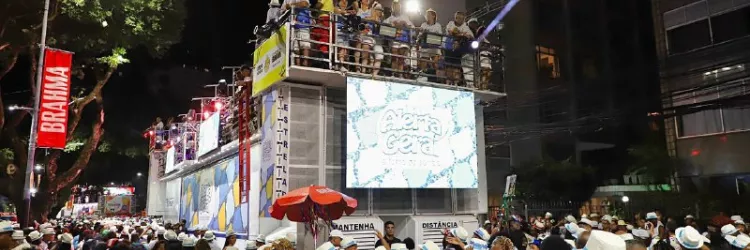 Foliões do Bloco Alerta Geral lotam o Circuito Osmar e transformam a avenida em um grande tributo ao samba, celebrando o legado de Arlindo Cruz com alegria, emoção e reverência à tradição