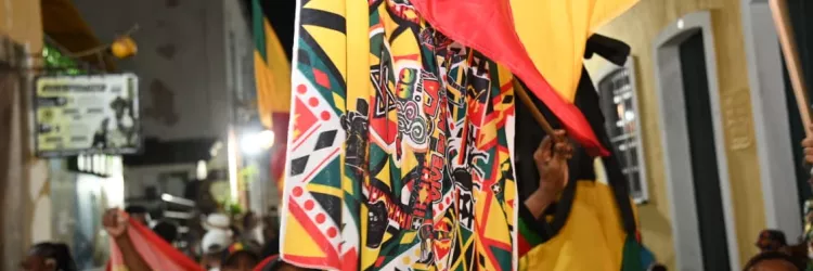 Com bandeiras, cores e muita vibração positiva, foliões do Bloco do Reggae celebram Angola e a força da ancestralidade africana no Carnaval de Salvador 2026
