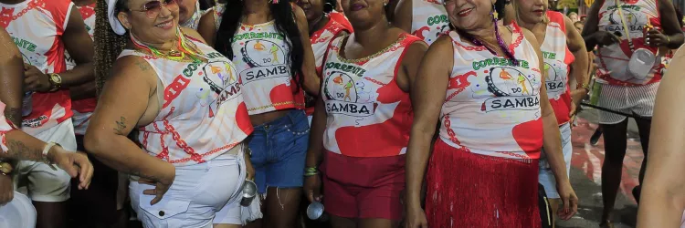Bloco Corrente do Samba reúne pessoas da mesma comunidade 