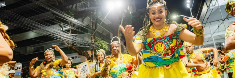 Componentes do Bloco da Capoeira gingam e celebram a resistência no Campo Grande
