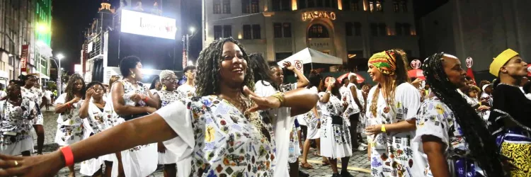 O abadá branco reforçou a proposta de paz, espiritualidade e conexão com as tradições de matriz africana