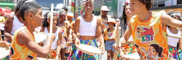  Bloco Vamos Nessa Kids saiu com o tema “Capoeira, ginga que encanta o mundo!”