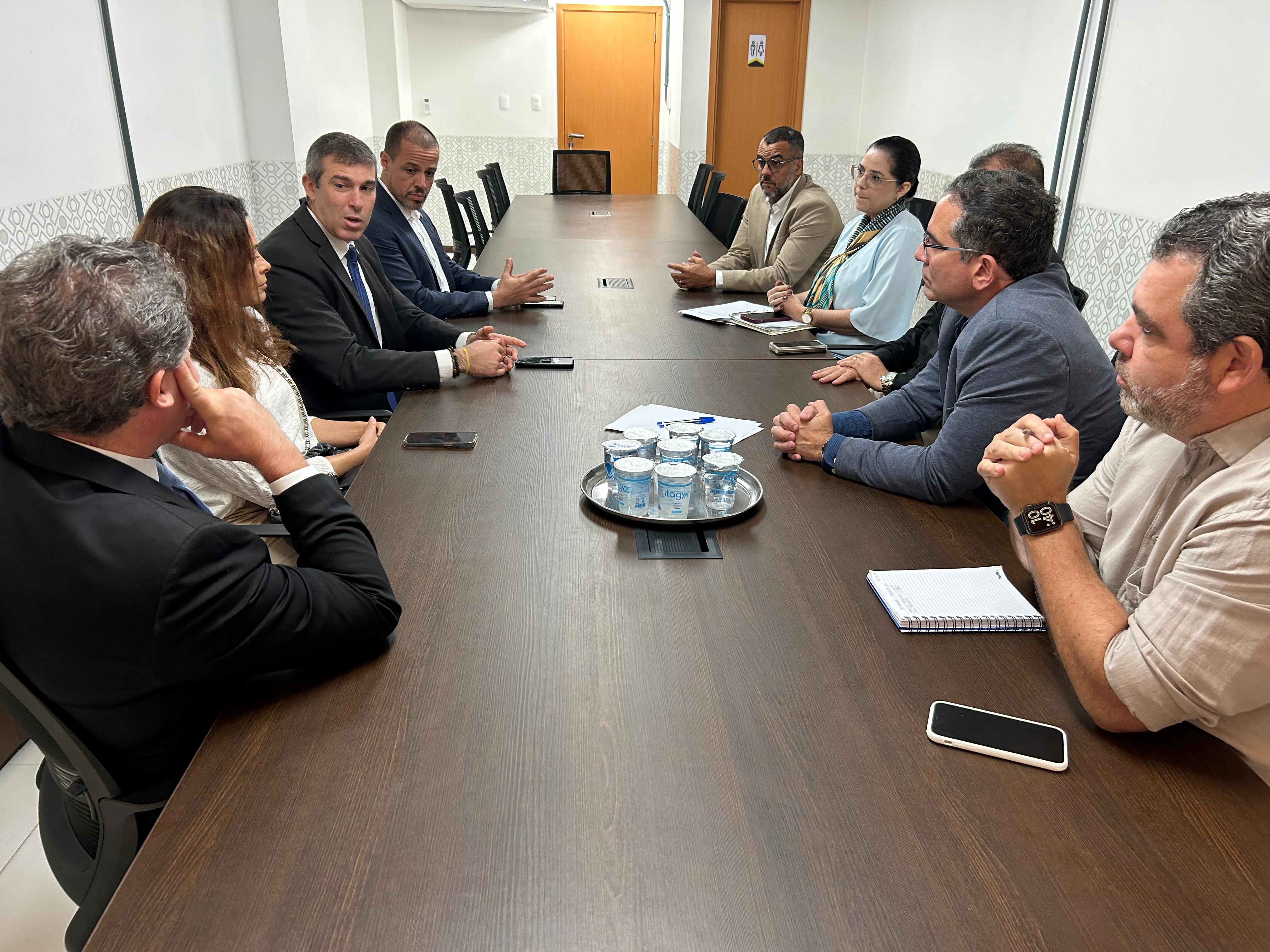 Reunião dos dirigentes do Detran, Rodrigo Pimentel o secretário de segurança da Bahia, Maurício Werner a procuradora do Estado, Bárbara Carmadelli