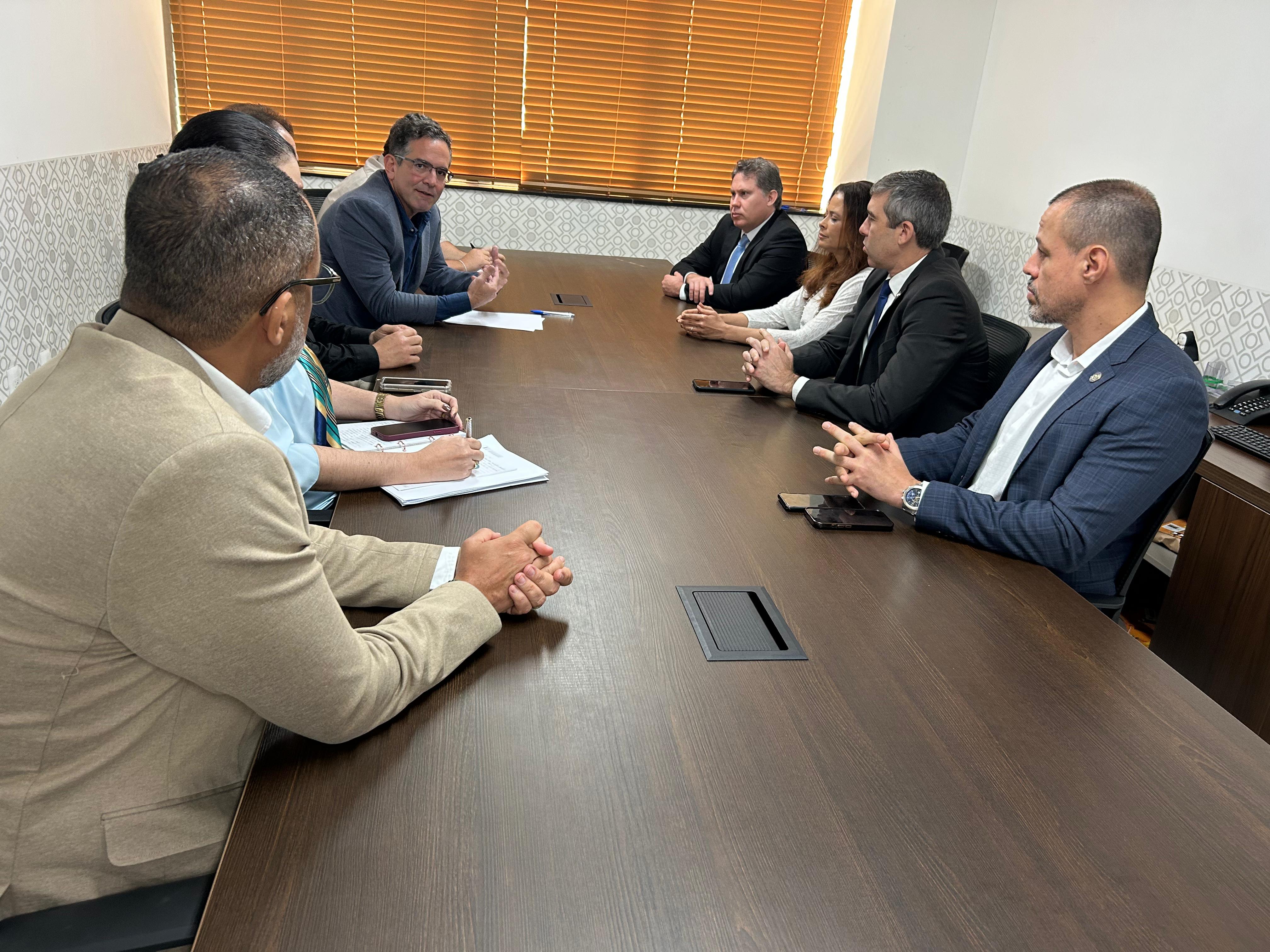 Diretor do Detran em reunião com o secretário de Segurança Pública, Maurício Werner, a procuradora geral do Estado e outras autoridades