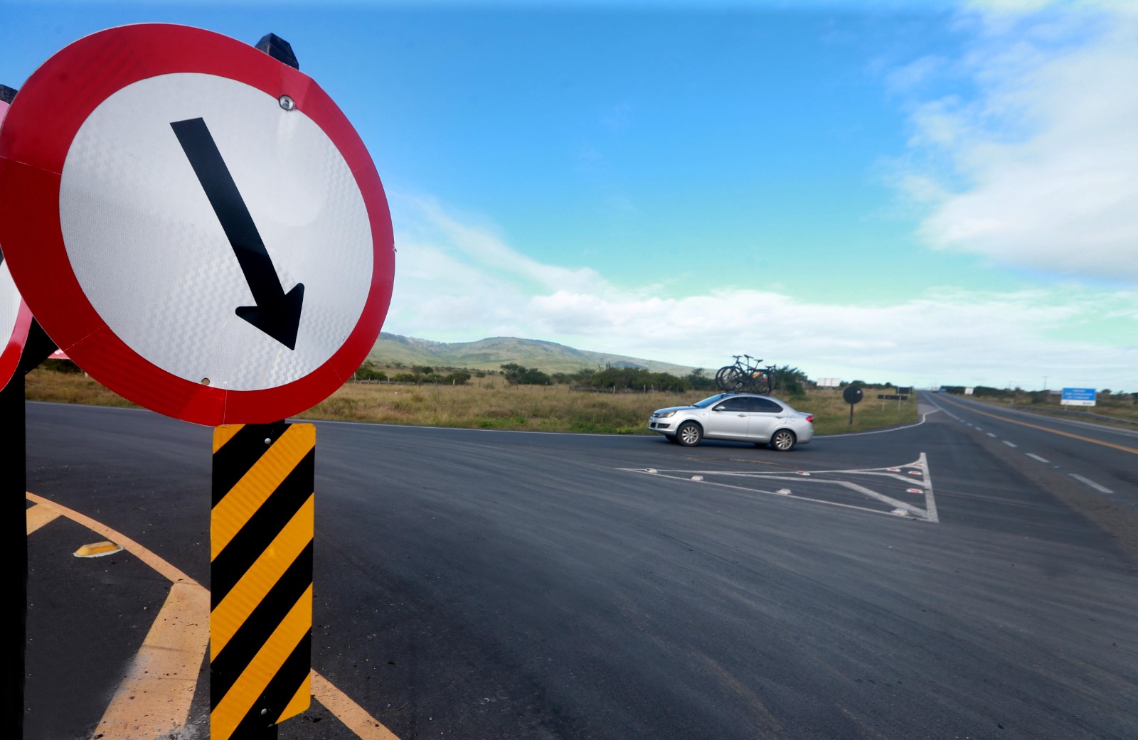 Placa de sinalização com veículo 