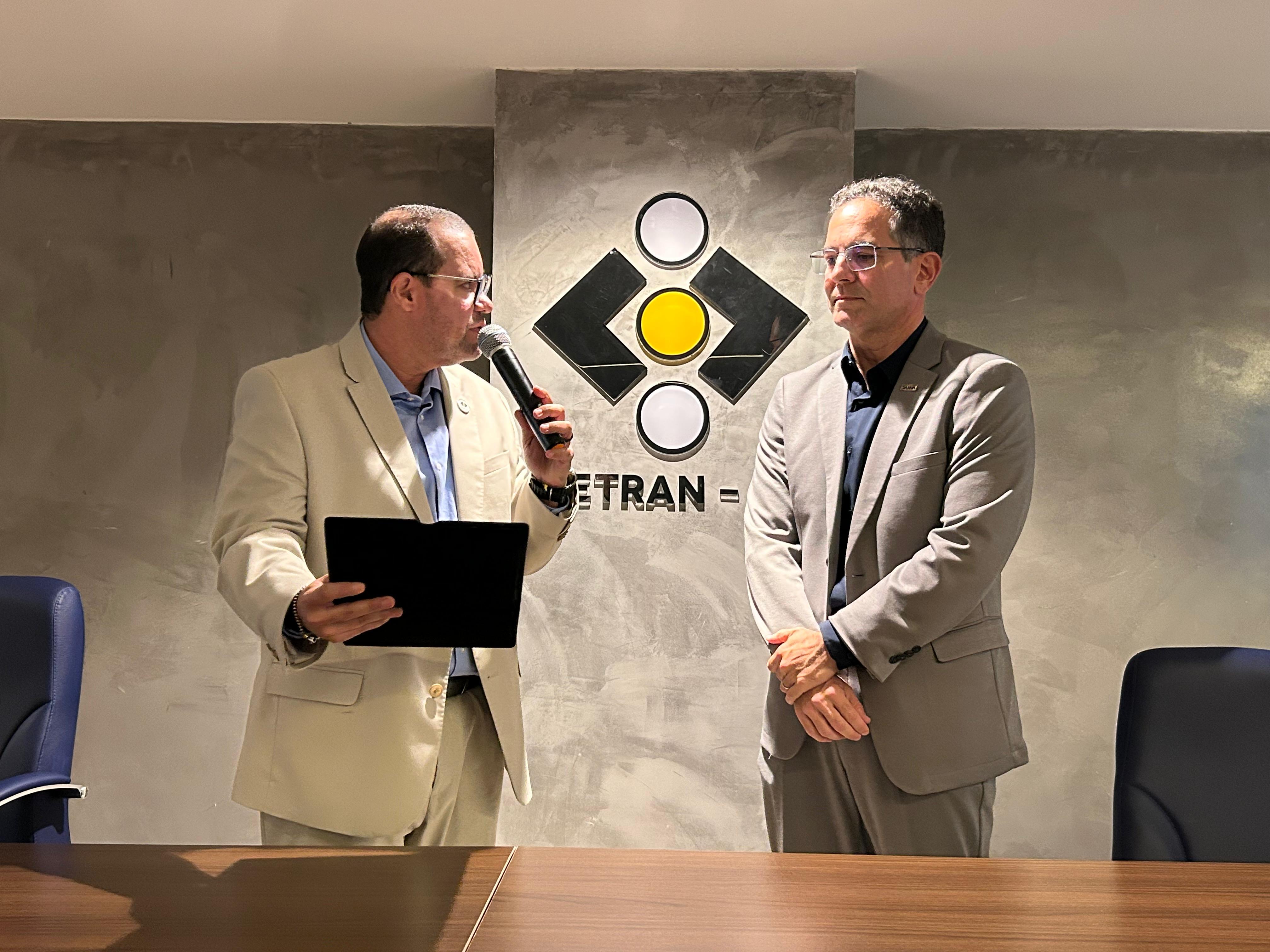 Ex diretor geral do Detran BA Rodrigo Pimentel ao lado do novo diretor Max Passos em cerimônia de posse. 