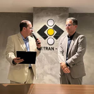 Ex diretor geral do Detran BA Rodrigo Pimentel ao lado do novo diretor Max Passos em cerimônia de posse. 