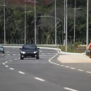 Rodovia com veículos transitando