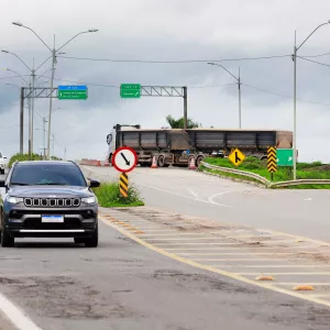 Rodovia com veículos transitando