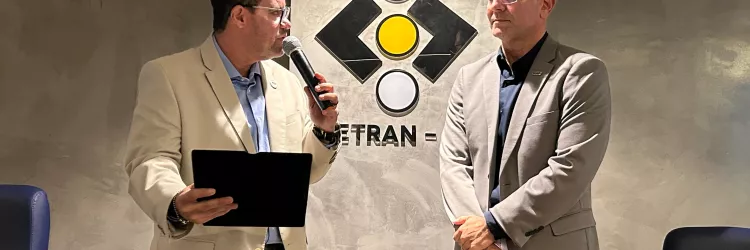 Ex diretor geral do Detran BA Rodrigo Pimentel ao lado do novo diretor Max Passos em cerimônia de posse. 