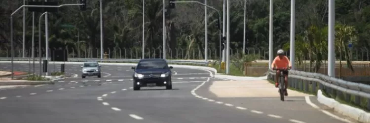 Rodovia com veículos transitando