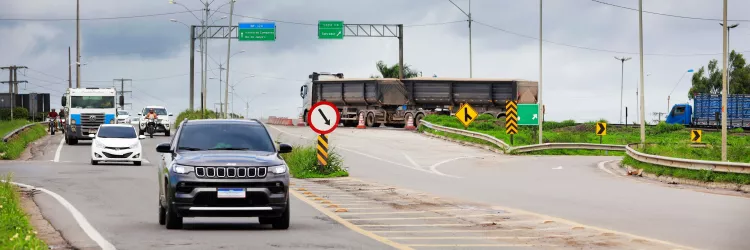 Rodovia com veículos transitando