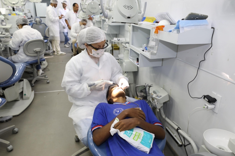 Odontomóvel leva saúde bucal às escolas estaduais de Feira de Santana