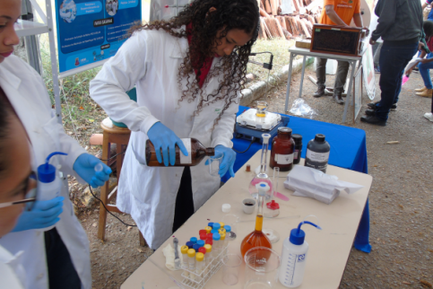 A Uesb deu um passo importante para aprimorar suas atividades de pesquisa e ensino ao obter a certificação junto ao Exército Brasileiro para a aquisição de produtos químicos controlados. A medida visa otimizar a compra de substâncias essenciais para experimentos científicos e análises voltadas à comunidade, além de assegurar maior eficiência e agilidade nos processos.    Foto: UESBWilson Moura, coordenador de Laboratórios (Asslab) da Uesb, explicou que a motivação para buscar a certificação surgiu da necess