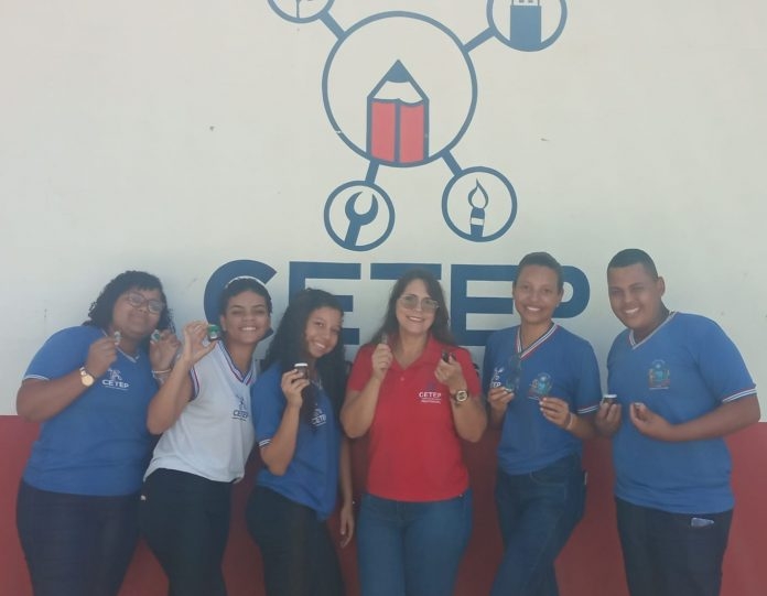 Estudantes substituem microesferas de plásticos por nibs de cacau na formulação de cosmético