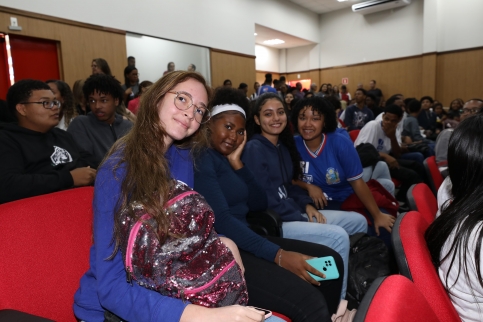 Caravana da Educação beneficia comunidade escolar de Feira de Santana com entrega de livros e ofertas de serviços