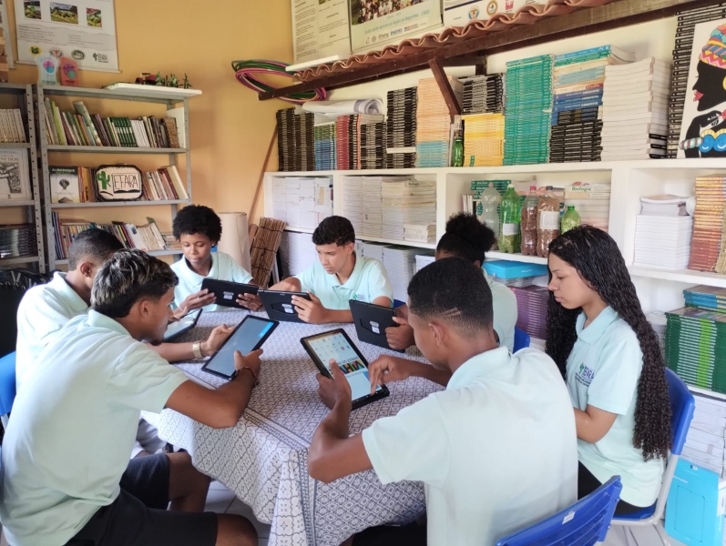Estudantes das Escolas Famílias Agrícolas e do campo recebem tablets do Projeto Conectar para Educar