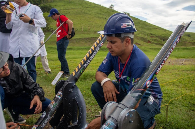 Foguetes feitos por estudantes da rede estadual com materiais reciclados se destacam na Mostra Brasileira de Astronomia