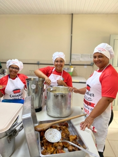 O Programa de Alimentação Escolar, desenvolvido pelo Governo da Bahia, por meio da Secretaria Estadual da Educação (SEC), é a principal fonte de nutrientes para muitas crianças, adolescentes e adultos que se alimentam nas escolas estaduais. Para assegurar refeições de qualidade e balanceadas, a SEC conta com nutricionistas e promove, ao longo do ano, capacitação para merendeiras e equipes técnicas, além de ações de educação alimentar com a comunidade escolar.  Nas escolas estaduais, são oferecidas mensalmen