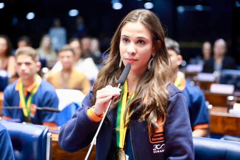 Com redação sobre fake news, estudante da rede é selecionada para o Programa Jovem Senador