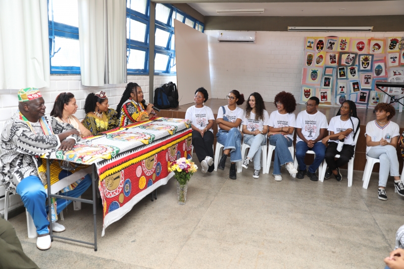 Rainha do Congo participa de encontro em colégio estadual, em Salvador