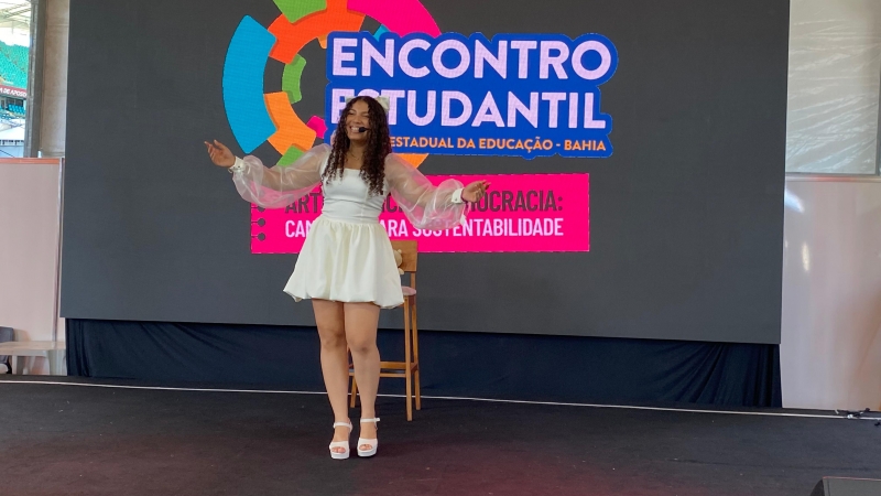 Sarau do projeto TAL movimenta Encontro Estudantil com apresentações de diferentes produções textuais