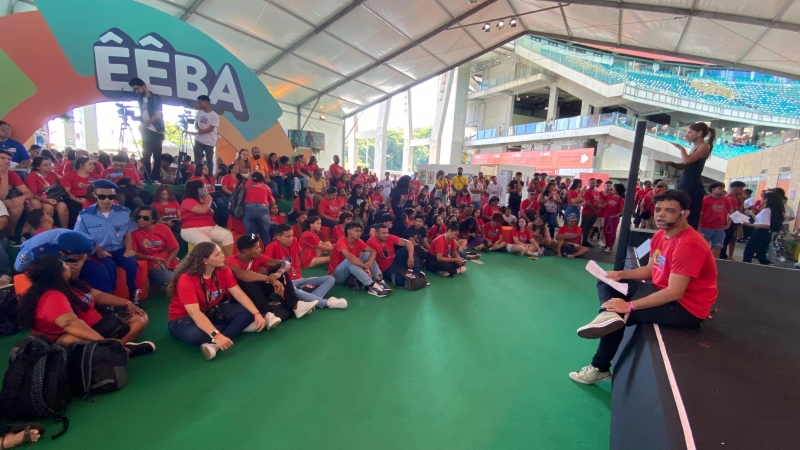 Sarau do projeto TAL movimenta Encontro Estudantil com apresentações de diferentes produções textuais