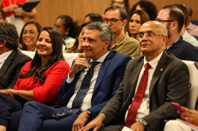 Importância da educação foi tema de palestra e de pronunciamentos no 10º aniversário de escola do TCE-BA