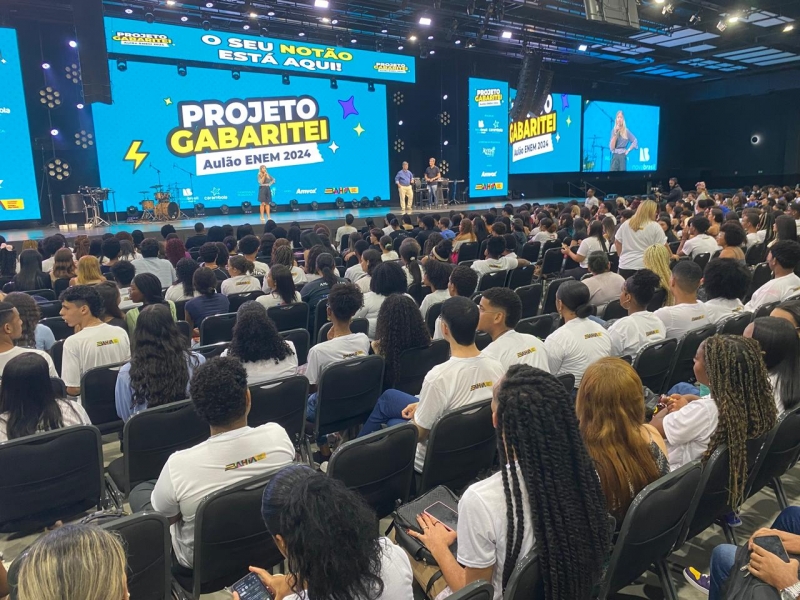 Estudantes da rede estadual participam de aulão de revisão gratuito para o Enem, em Salvador