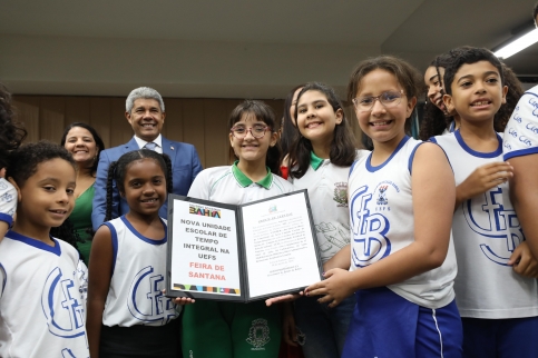 Jerônimo autoriza construção de nova escola administrada pela Uefs