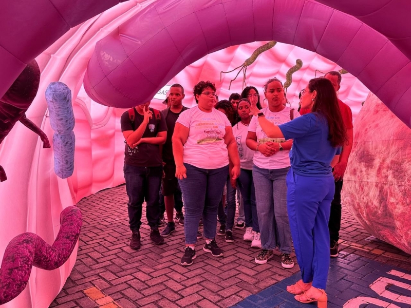 Estudantes da rede estadual participam de experiência imersiva para estudar o aparelho digestivo