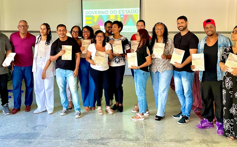 Livros sobre a história de Camaçari são entregues em escolas estaduais da cidade